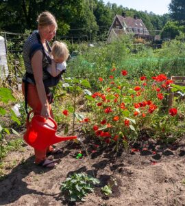 Waarom een tuin de basis van het leven is 12 MG 7277 M Anita en Annebrechtje min