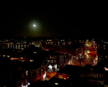 Volle maan boven Ede Centrum Ron Vinck
