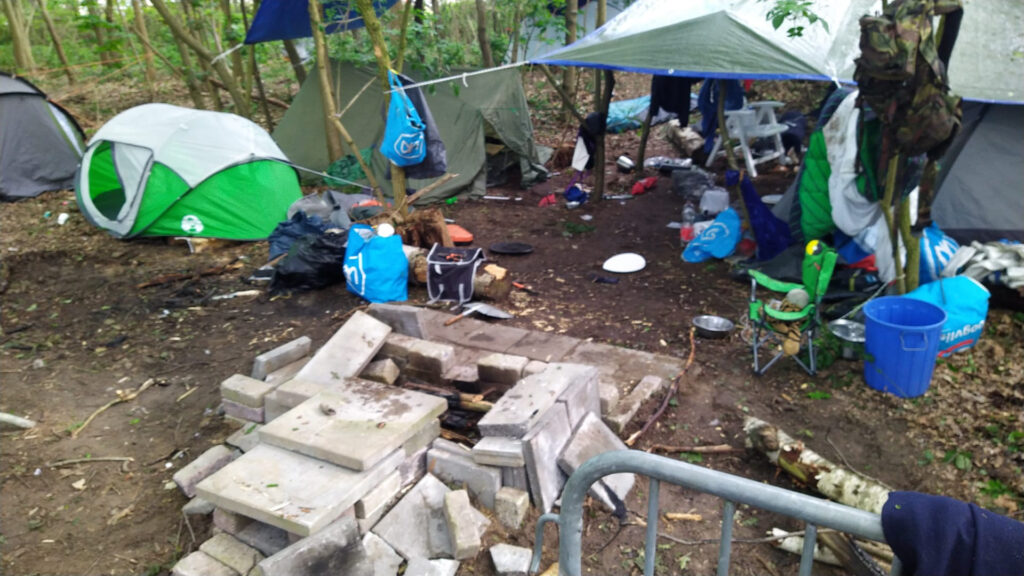 tentenkampje daklozen naast het spoor ede