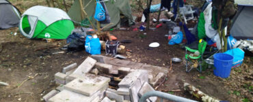tentenkampje daklozen naast het spoor ede