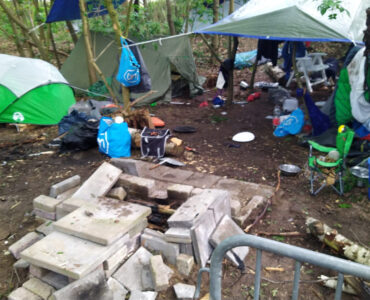 tentenkampje daklozen naast het spoor ede