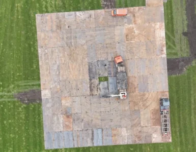 Dronefoto plaatsing van rijplaten