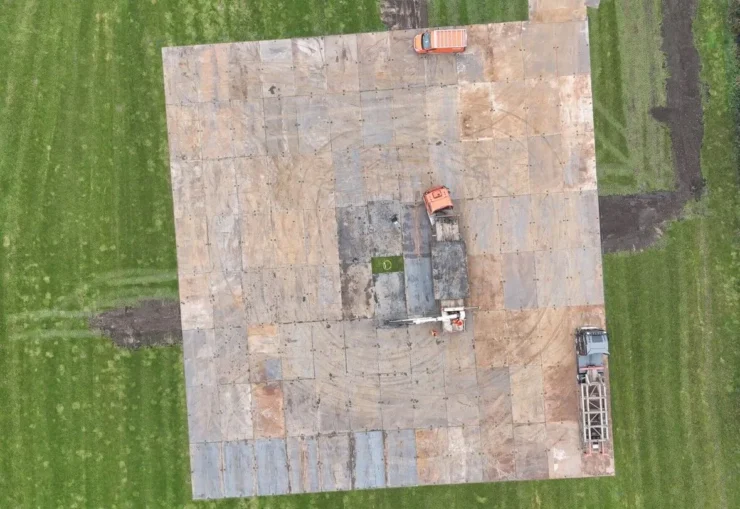 Dronefoto plaatsing van rijplaten