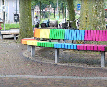 regenboogbankje ede kleur