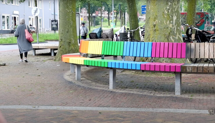 regenboogbankje ede kleur