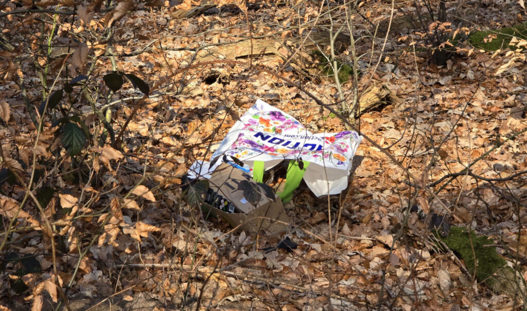 Porsche-eigenaar gebruikt Edese Bos als afvalbak 2 afval gedumpt