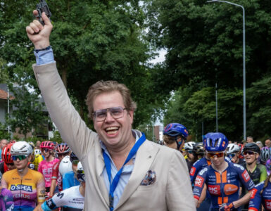 de pater startschot nk wielrennen ede 2025