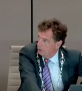 verhulst maakt geen grapje