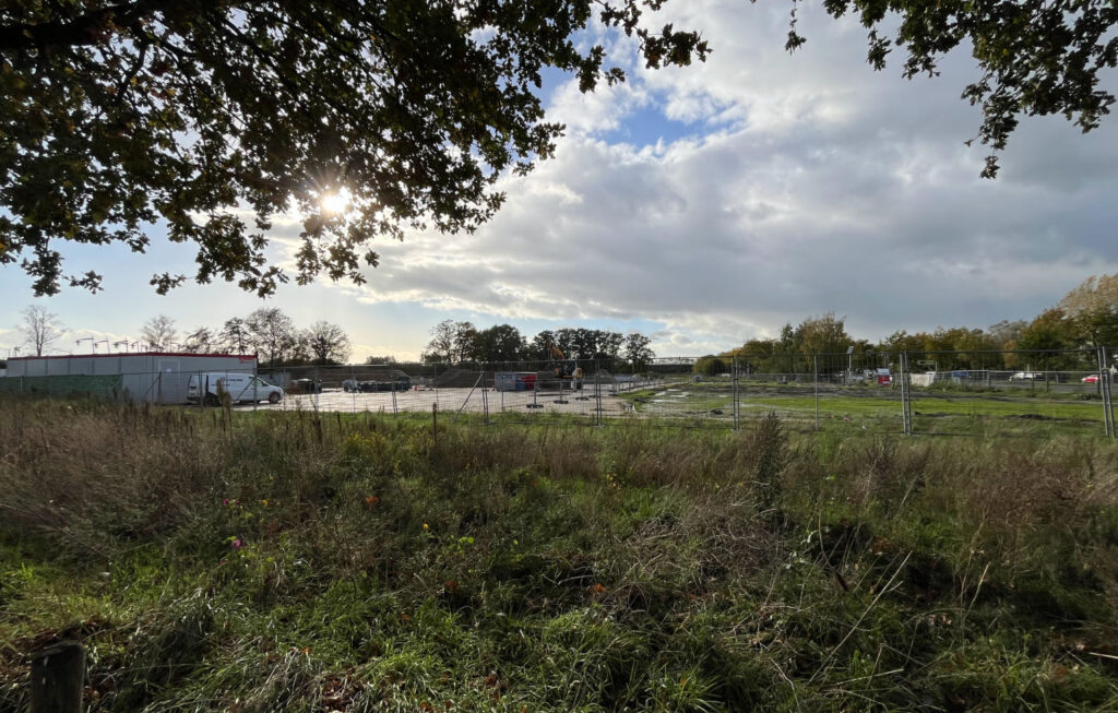 KUDO wil bouwen aan Dwarsweg, gemeente wil sportpark 2 dwarsweg kudo terrein