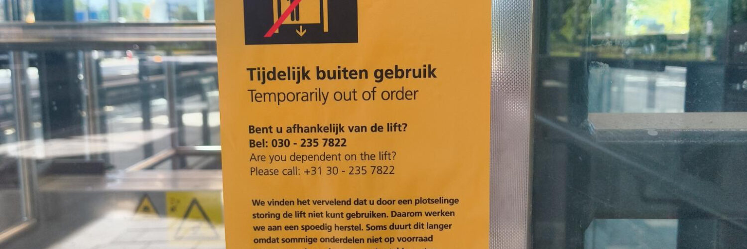 de standaard sticker op iedere lift in het ov