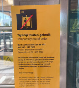 Lift- en roltrappenleed op Ede-Wageningen houdt aan 15 de standaard sticker op iedere lift in het ov