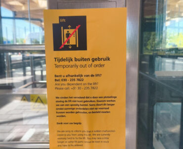 de standaard sticker op iedere lift in het ov