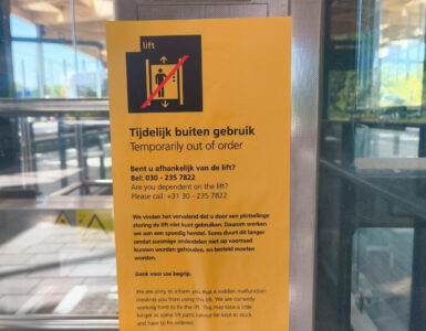 de standaard sticker op iedere lift in het ov