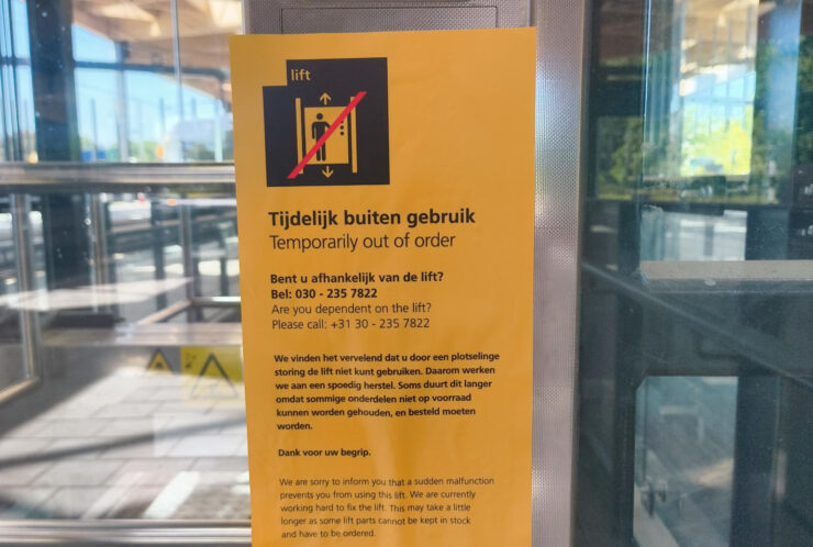 de standaard sticker op iedere lift in het ov