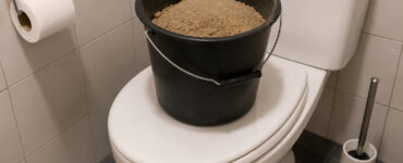 emmer zand op toiletpot