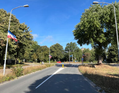 Gemeente draait over omgekeerde vlaggen Veenderweg 2 rotonde veenderweg 2